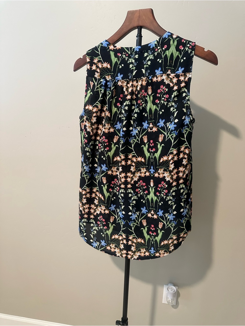 Dalia Black Floral Sleeveless V-Neck Camisole - Picture 2 of 3